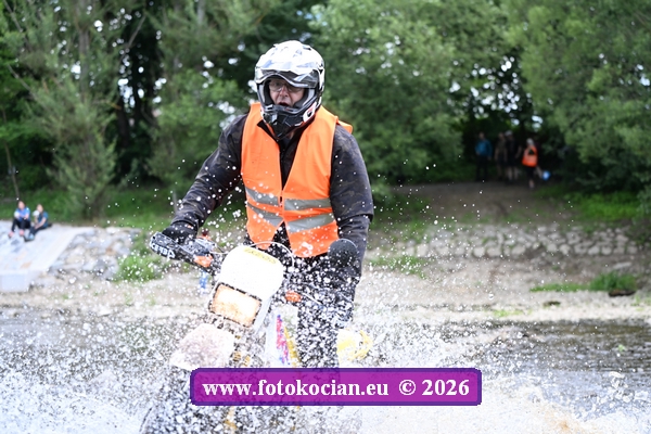 2026-1025-Sazava-motorka.JPG