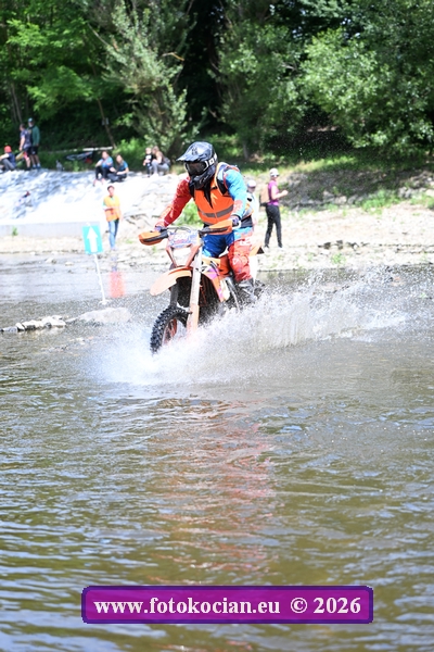2026-1102-Sazava-motorka.JPG