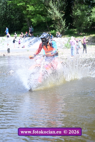 2026-1103-Sazava-motorka.JPG