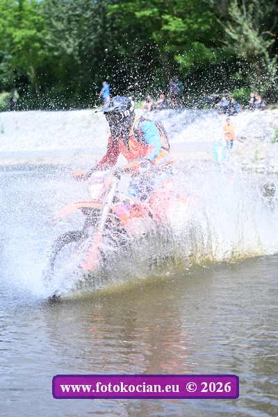 2026-1104-Sazava-motorka.JPG