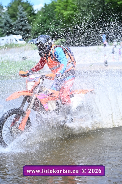 2026-1105-Sazava-motorka.JPG