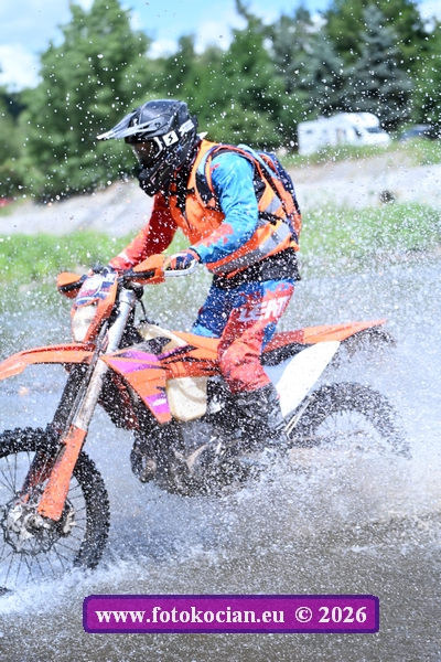 2026-1106-Sazava-motorka.JPG